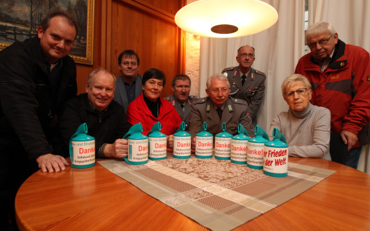 Kriegsgräberfürsorge: Sammelbüchsen stehen ab morgen an verschiedenen Ladenkassen in Gifhorn