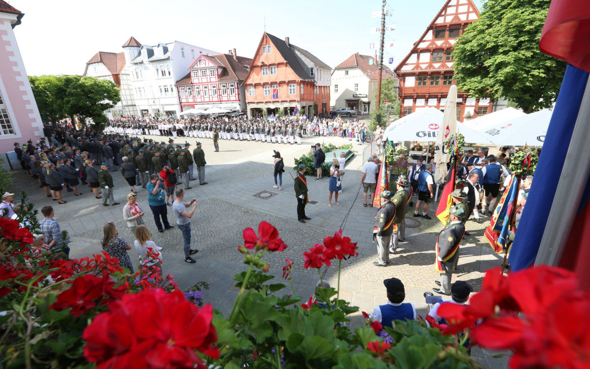 KURT-Bildergalerie: Die schönsten Fotos der Schützenfest-Umzüge, der Proklamation der neuen Majestät Ingo Campe und der Königstafel in Gifhorns Stadthalle