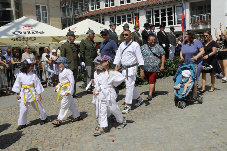 KURT-Bildergalerie: So bunt war Gifhorns großer Umzug mit vielen Vereinen am Schützenfest-Sonntag