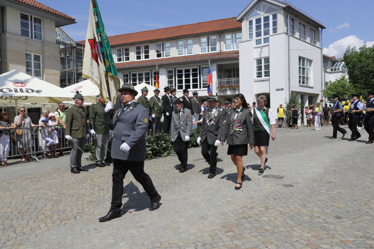 KURT-Bildergalerie: So bunt war Gifhorns großer Umzug mit vielen Vereinen am Schützenfest-Sonntag