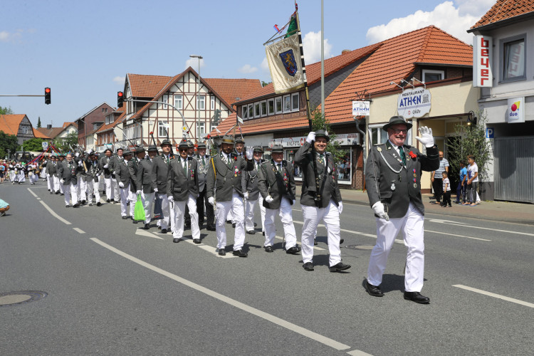 KURT-Bildergalerie: So bunt war Gifhorns großer Umzug mit vielen Vereinen am Schützenfest-Sonntag
