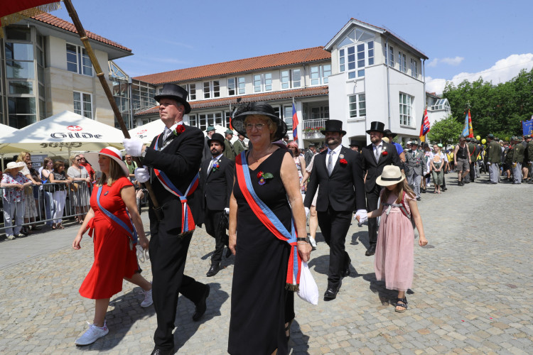 KURT-Bildergalerie: So bunt war Gifhorns großer Umzug mit vielen Vereinen am Schützenfest-Sonntag