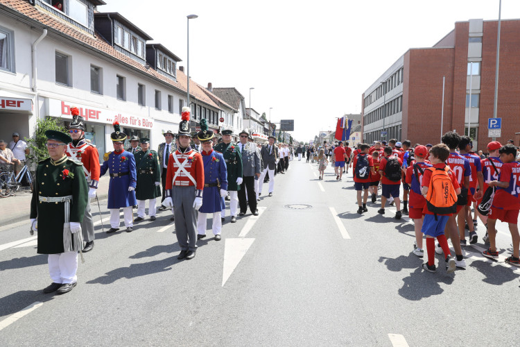 KURT-Bildergalerie: So bunt war Gifhorns großer Umzug mit vielen Vereinen am Schützenfest-Sonntag