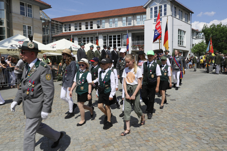 KURT-Bildergalerie: So bunt war Gifhorns großer Umzug mit vielen Vereinen am Schützenfest-Sonntag