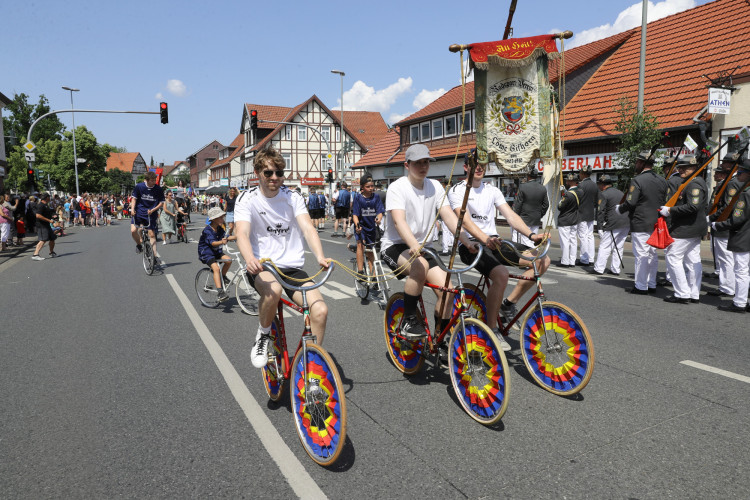 KURT-Bildergalerie: So bunt war Gifhorns großer Umzug mit vielen Vereinen am Schützenfest-Sonntag
