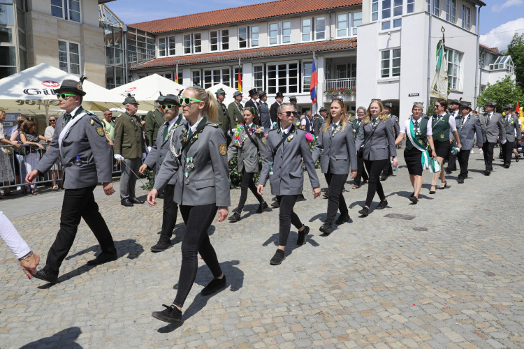 KURT-Bildergalerie: So bunt war Gifhorns großer Umzug mit vielen Vereinen am Schützenfest-Sonntag