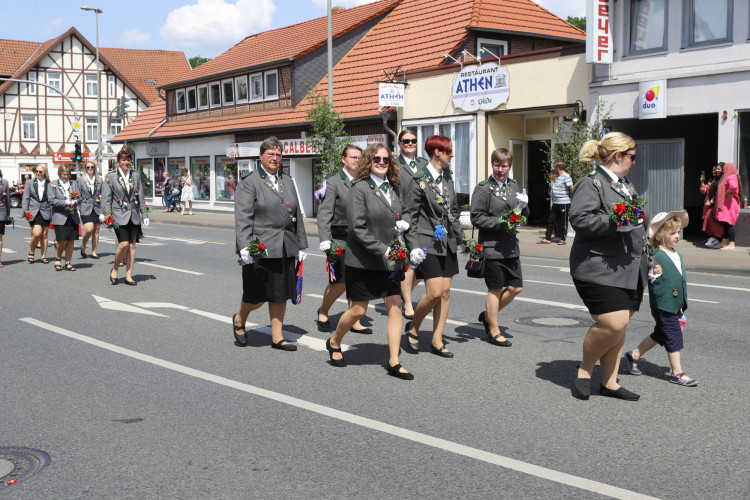 KURT-Bildergalerie: So bunt war Gifhorns großer Umzug mit vielen Vereinen am Schützenfest-Sonntag