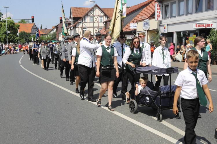 KURT-Bildergalerie: So bunt war Gifhorns großer Umzug mit vielen Vereinen am Schützenfest-Sonntag