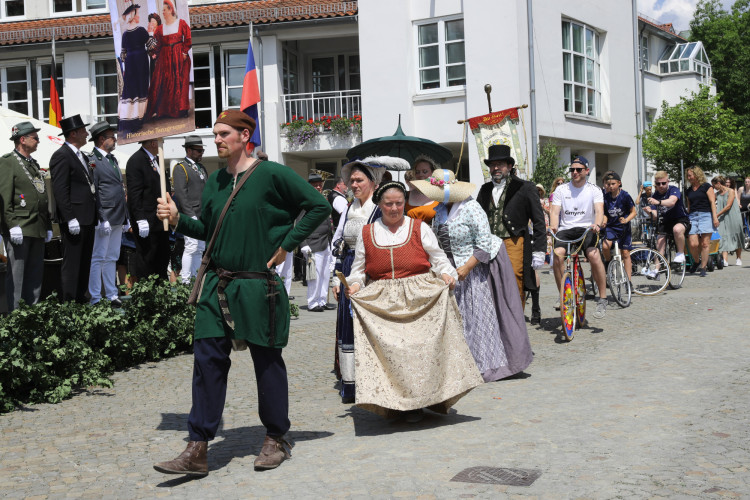 KURT-Bildergalerie: So bunt war Gifhorns großer Umzug mit vielen Vereinen am Schützenfest-Sonntag