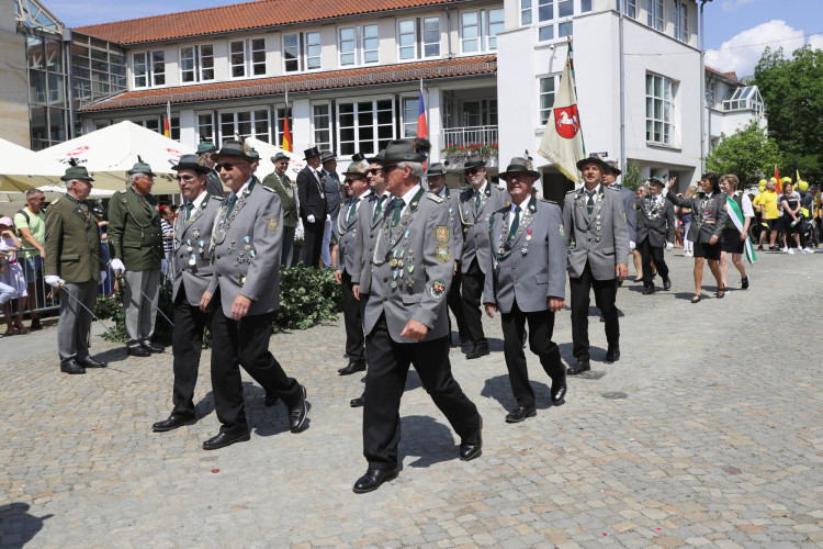 KURT-Bildergalerie: So bunt war Gifhorns großer Umzug mit vielen Vereinen am Schützenfest-Sonntag