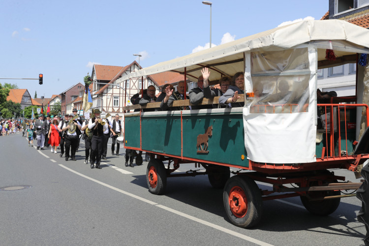 KURT-Bildergalerie: So bunt war Gifhorns großer Umzug mit vielen Vereinen am Schützenfest-Sonntag