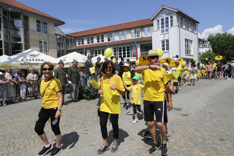 KURT-Bildergalerie: So bunt war Gifhorns großer Umzug mit vielen Vereinen am Schützenfest-Sonntag