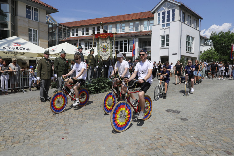 KURT-Bildergalerie: So bunt war Gifhorns großer Umzug mit vielen Vereinen am Schützenfest-Sonntag