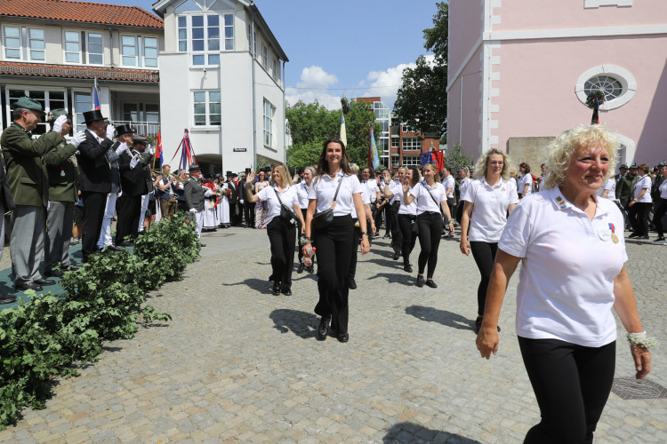 KURT-Bildergalerie: So bunt war Gifhorns großer Umzug mit vielen Vereinen am Schützenfest-Sonntag