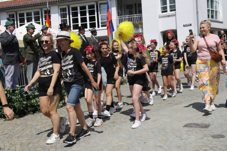 KURT-Bildergalerie: So bunt war Gifhorns großer Umzug mit vielen Vereinen am Schützenfest-Sonntag