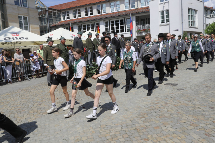 KURT-Bildergalerie: So bunt war Gifhorns großer Umzug mit vielen Vereinen am Schützenfest-Sonntag