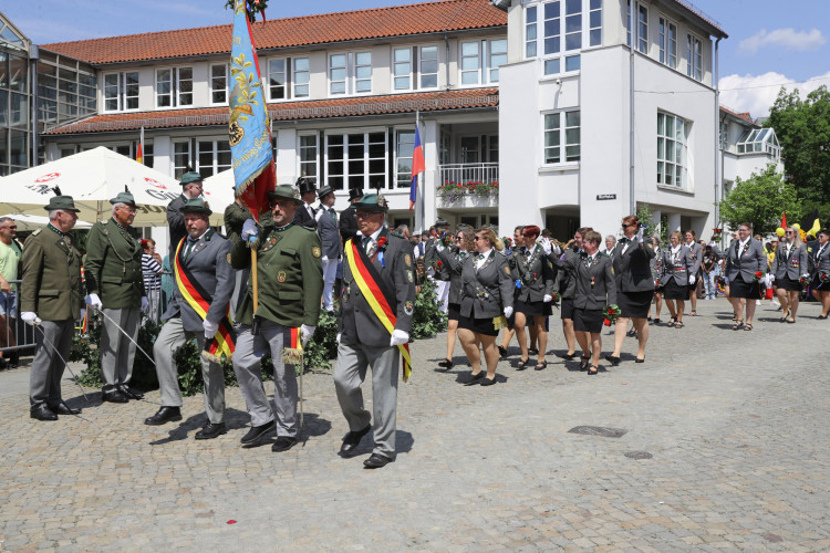 KURT-Bildergalerie: So bunt war Gifhorns großer Umzug mit vielen Vereinen am Schützenfest-Sonntag