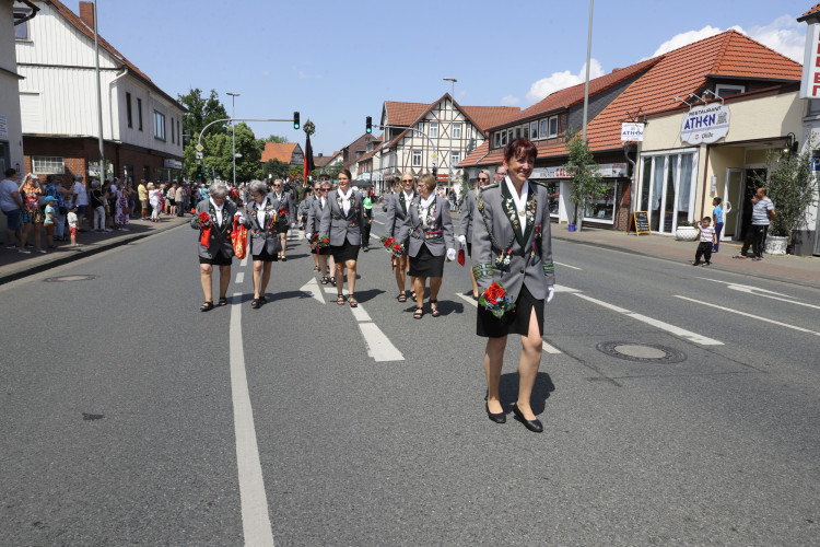 KURT-Bildergalerie: So bunt war Gifhorns großer Umzug mit vielen Vereinen am Schützenfest-Sonntag