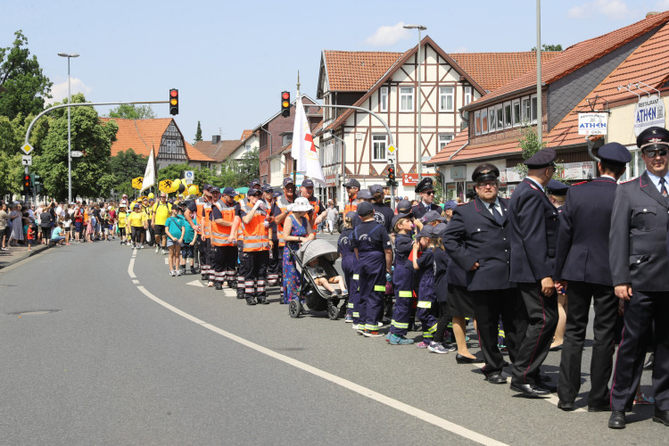 KURT-Bildergalerie: So bunt war Gifhorns großer Umzug mit vielen Vereinen am Schützenfest-Sonntag