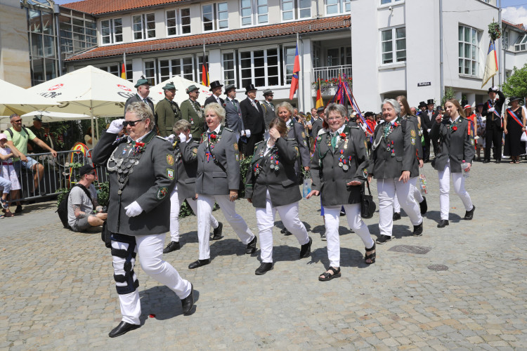 KURT-Bildergalerie: So bunt war Gifhorns großer Umzug mit vielen Vereinen am Schützenfest-Sonntag