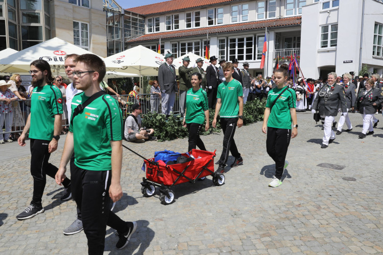 KURT-Bildergalerie: So bunt war Gifhorns großer Umzug mit vielen Vereinen am Schützenfest-Sonntag
