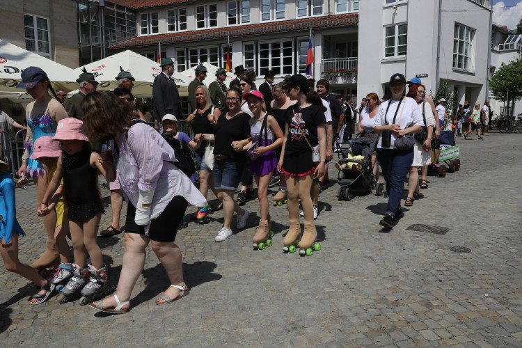 KURT-Bildergalerie: So bunt war Gifhorns großer Umzug mit vielen Vereinen am Schützenfest-Sonntag
