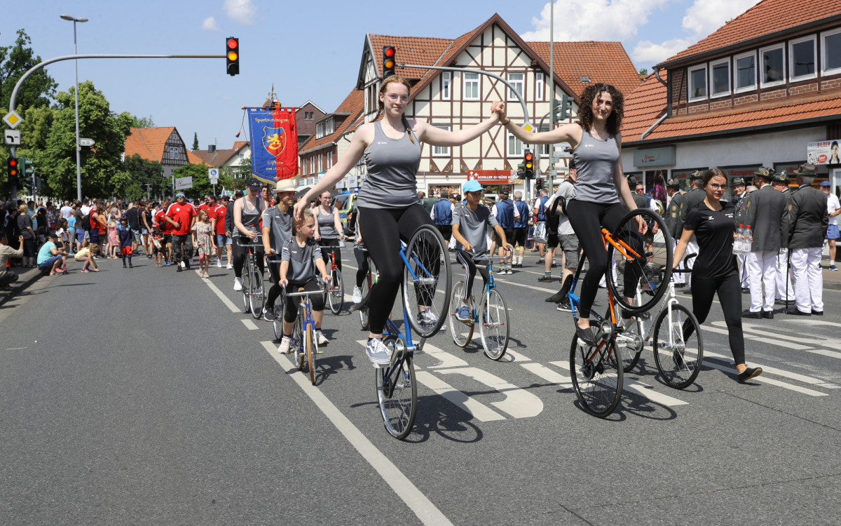 KURT-Bildergalerie: So bunt war Gifhorns großer Umzug mit vielen Vereinen am Schützenfest-Sonntag