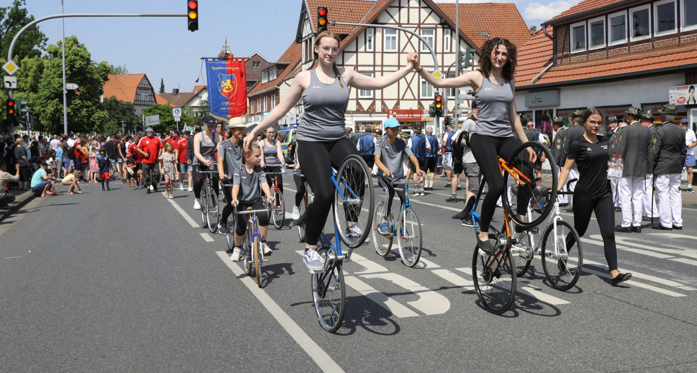 KURT-Bildergalerie: So bunt war Gifhorns großer Umzug mit vielen Vereinen am Schützenfest-Sonntag