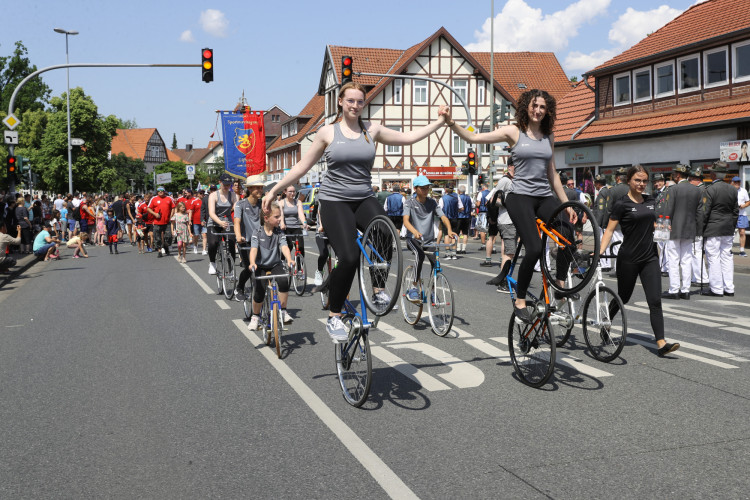KURT-Bildergalerie: So bunt war Gifhorns großer Umzug mit vielen Vereinen am Schützenfest-Sonntag
