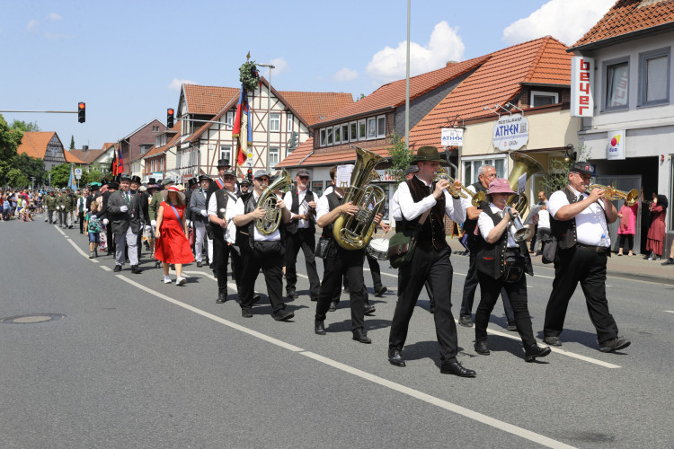 KURT-Bildergalerie: So bunt war Gifhorns großer Umzug mit vielen Vereinen am Schützenfest-Sonntag