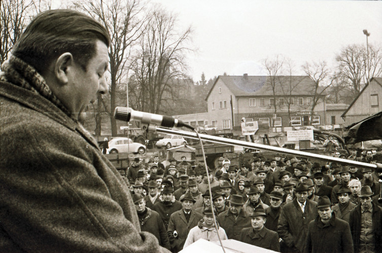 KURTs historische Bildergalerie: Schon 1972 demonstrierten Bauern auf Gifhorns Straßen