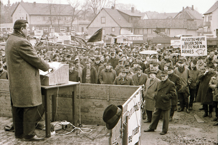 KURTs historische Bildergalerie: Schon 1972 demonstrierten Bauern auf Gifhorns Straßen