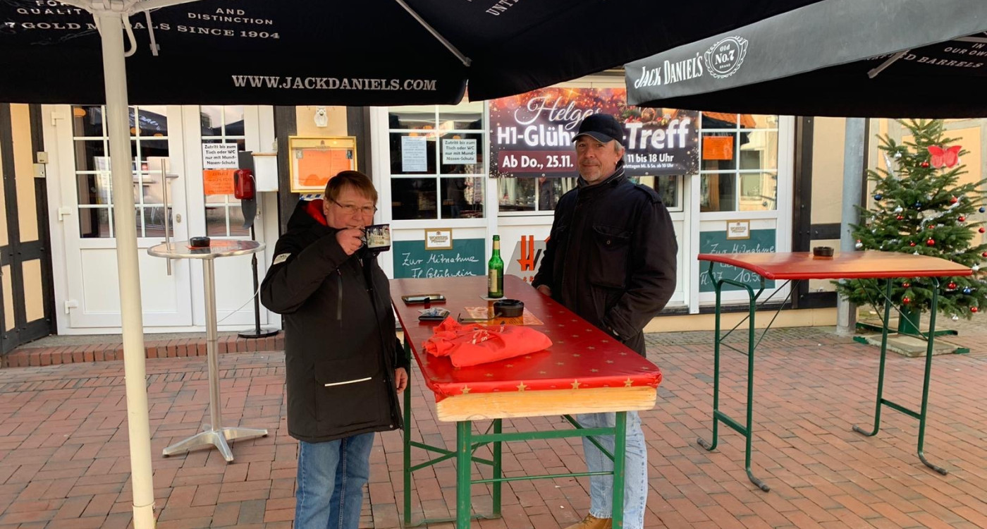 Leckeren Glühwein und Co gibt's in Gifhorns Innenstadt bei Helgas H1-Glühwein-Treff und bei Wiertz Genussvoll