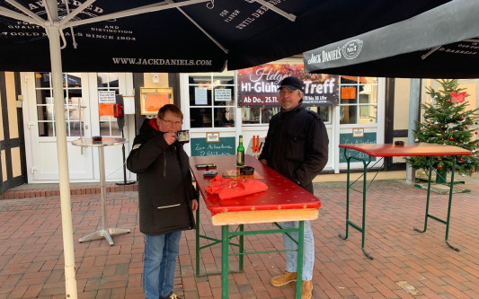 Leckeren Glühwein und Co gibt's in Gifhorns Innenstadt bei Helgas H1-Glühwein-Treff und bei Wiertz Genussvoll