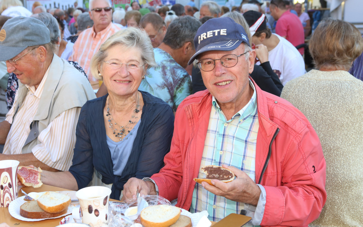 Leifert sei Dank: Beliebtes Bürgerfrühstück kehrt am Altstadtfest-Samstag auf den Marktplatz zurück