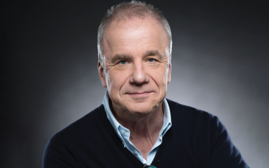 Lesung in der Stadthalle Gifhorn: NDR-Talker Hubertus Meyer-Burkhardt erzählt von „Zehn Frauen“