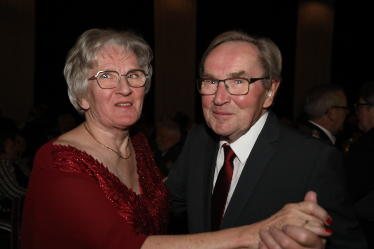 Locker in der Hüfte, immer ein Lächeln im Gesicht: KURT zeigt die schönsten Fotos des USK-Apfelsinenballs