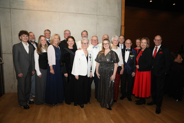 Locker in der Hüfte, immer ein Lächeln im Gesicht: KURT zeigt die schönsten Fotos des USK-Apfelsinenballs