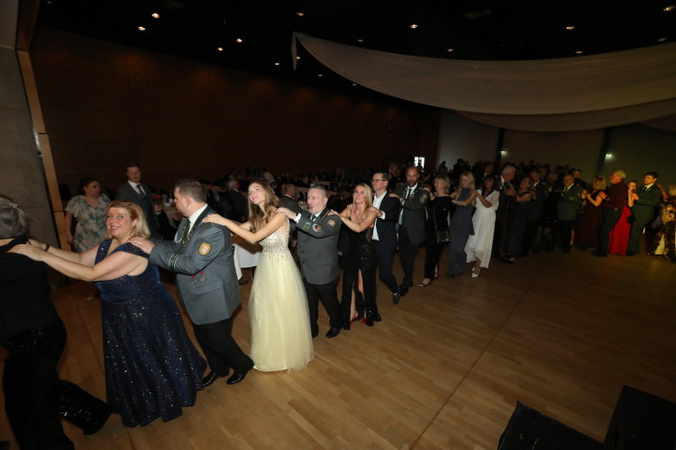 Locker in der Hüfte, immer ein Lächeln im Gesicht: KURT zeigt die schönsten Fotos des USK-Apfelsinenballs