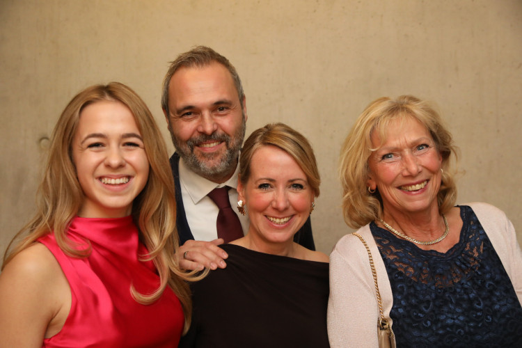 Locker in der Hüfte, immer ein Lächeln im Gesicht: KURT zeigt die schönsten Fotos des USK-Apfelsinenballs