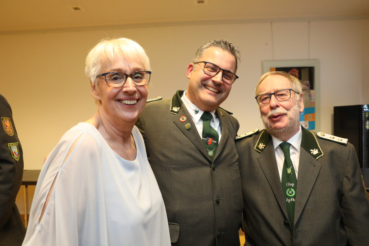 Locker in der Hüfte, immer ein Lächeln im Gesicht: KURT zeigt die schönsten Fotos des USK-Apfelsinenballs