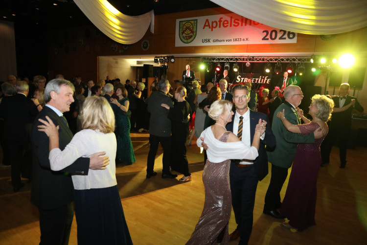 Locker in der Hüfte, immer ein Lächeln im Gesicht: KURT zeigt die schönsten Fotos des USK-Apfelsinenballs