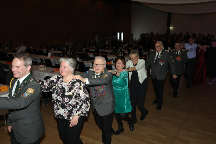 Locker in der Hüfte, immer ein Lächeln im Gesicht: KURT zeigt die schönsten Fotos des USK-Apfelsinenballs