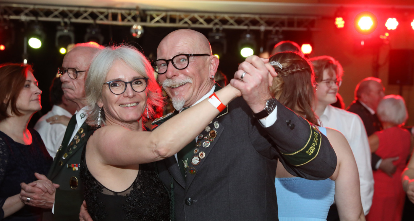 Locker in der Hüfte, immer ein Lächeln im Gesicht: KURT zeigt die schönsten Fotos des USK-Apfelsinenballs