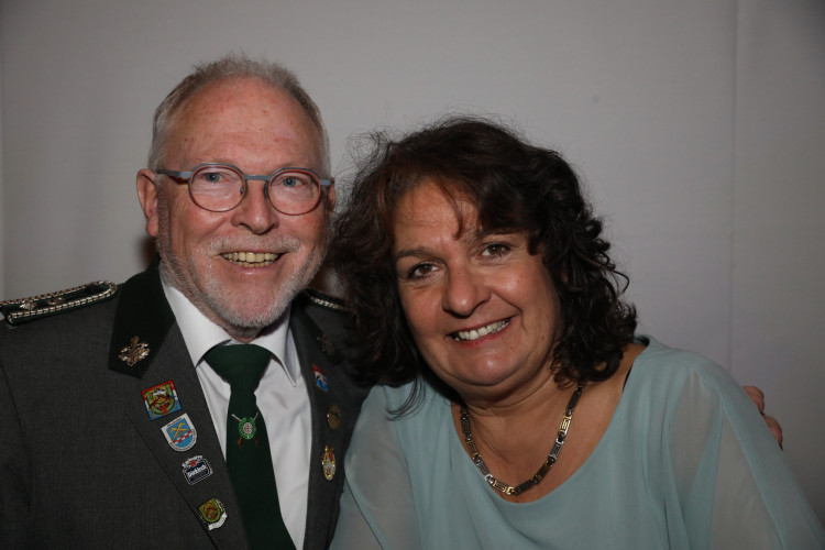 Locker in der Hüfte, immer ein Lächeln im Gesicht: KURT zeigt die schönsten Fotos des USK-Apfelsinenballs