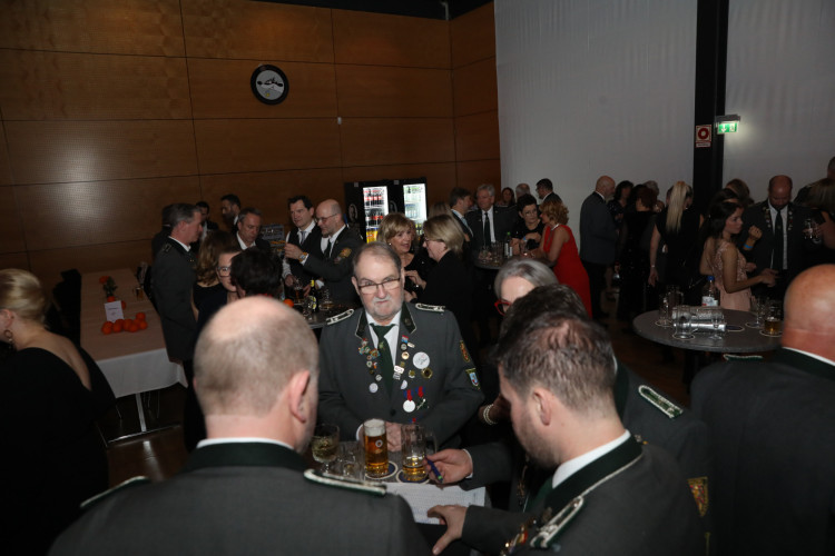 Locker in der Hüfte, immer ein Lächeln im Gesicht: KURT zeigt die schönsten Fotos des USK-Apfelsinenballs