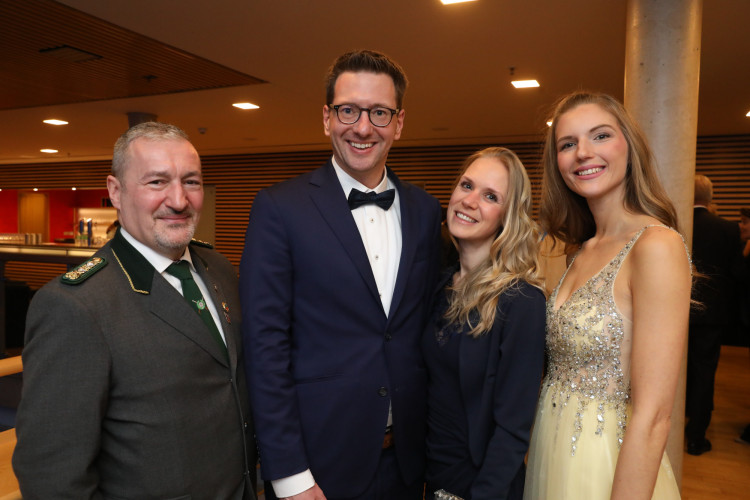 Locker in der Hüfte, immer ein Lächeln im Gesicht: KURT zeigt die schönsten Fotos des USK-Apfelsinenballs