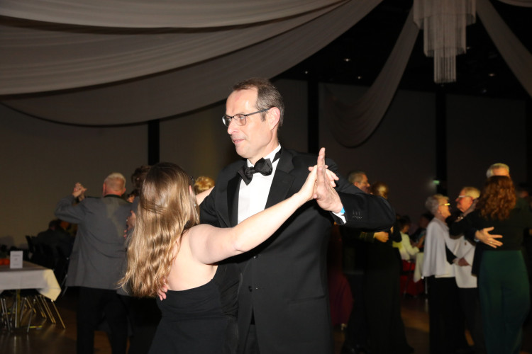 Locker in der Hüfte, immer ein Lächeln im Gesicht: KURT zeigt die schönsten Fotos des USK-Apfelsinenballs