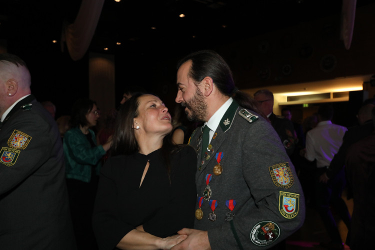 Locker in der Hüfte, immer ein Lächeln im Gesicht: KURT zeigt die schönsten Fotos des USK-Apfelsinenballs