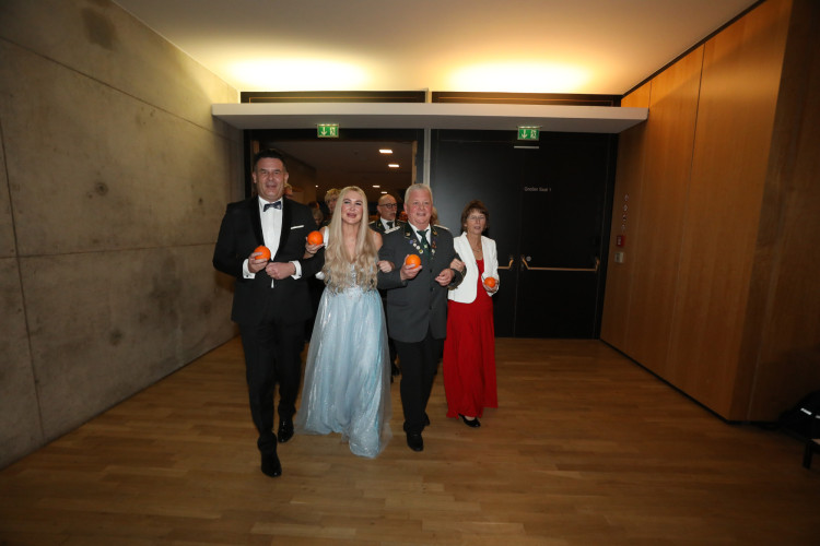 Locker in der Hüfte, immer ein Lächeln im Gesicht: KURT zeigt die schönsten Fotos des USK-Apfelsinenballs